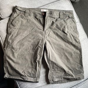 Dickie’s Women’s 10” inseam shorts. Like new. No wear or stains. Smoke free home